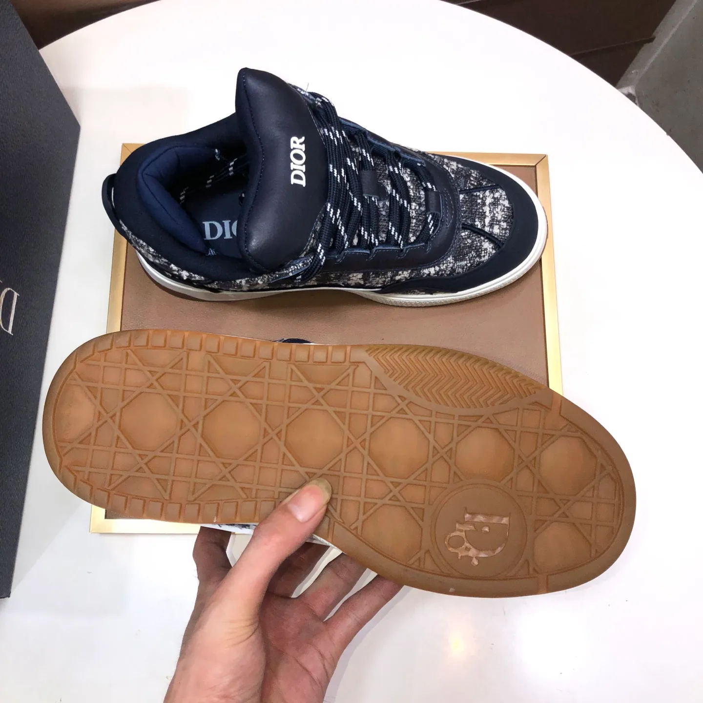 Ex-factory price: 800💶 (top original order) Brand: Dior (Dior) Standard code: Men's size 39-44 (45 customized) Grade: Same as the official website Material: Top original cowhide stitched together Original wear-resistant and lightweight outsole Style category: Fashionable casual shoes Distinguished luxury brand elements top luxury Color: Color of the actual picture